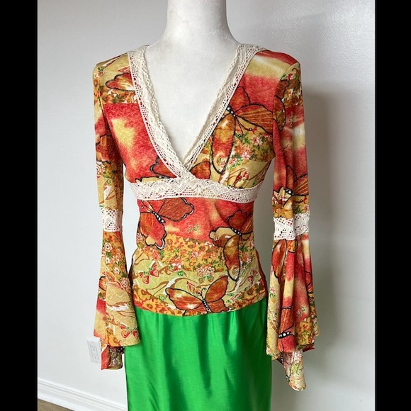 V-neck blouse defining femininity w/its flowery print, lace & flowing sleeves - Picture 2 of 16